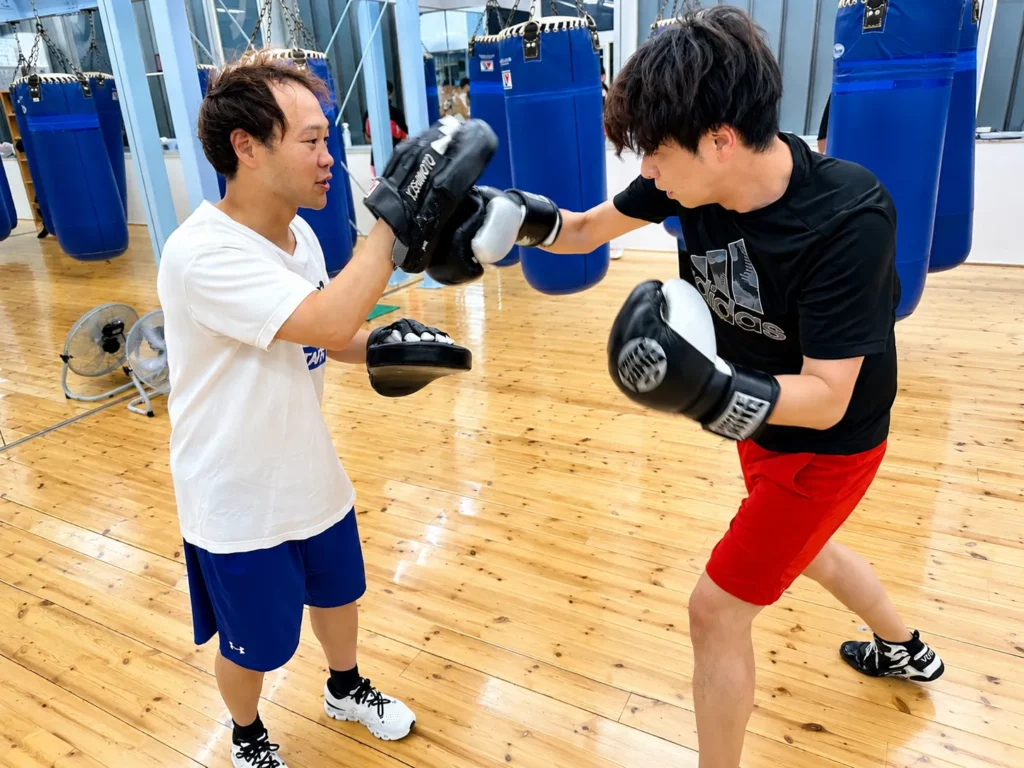 会員様とトレーナーのミット打ち