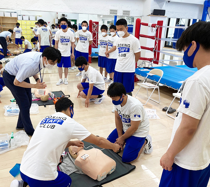 Inviting a lecturer specializing in AED (defibrillator) and gathering all the staff We held an AED class.